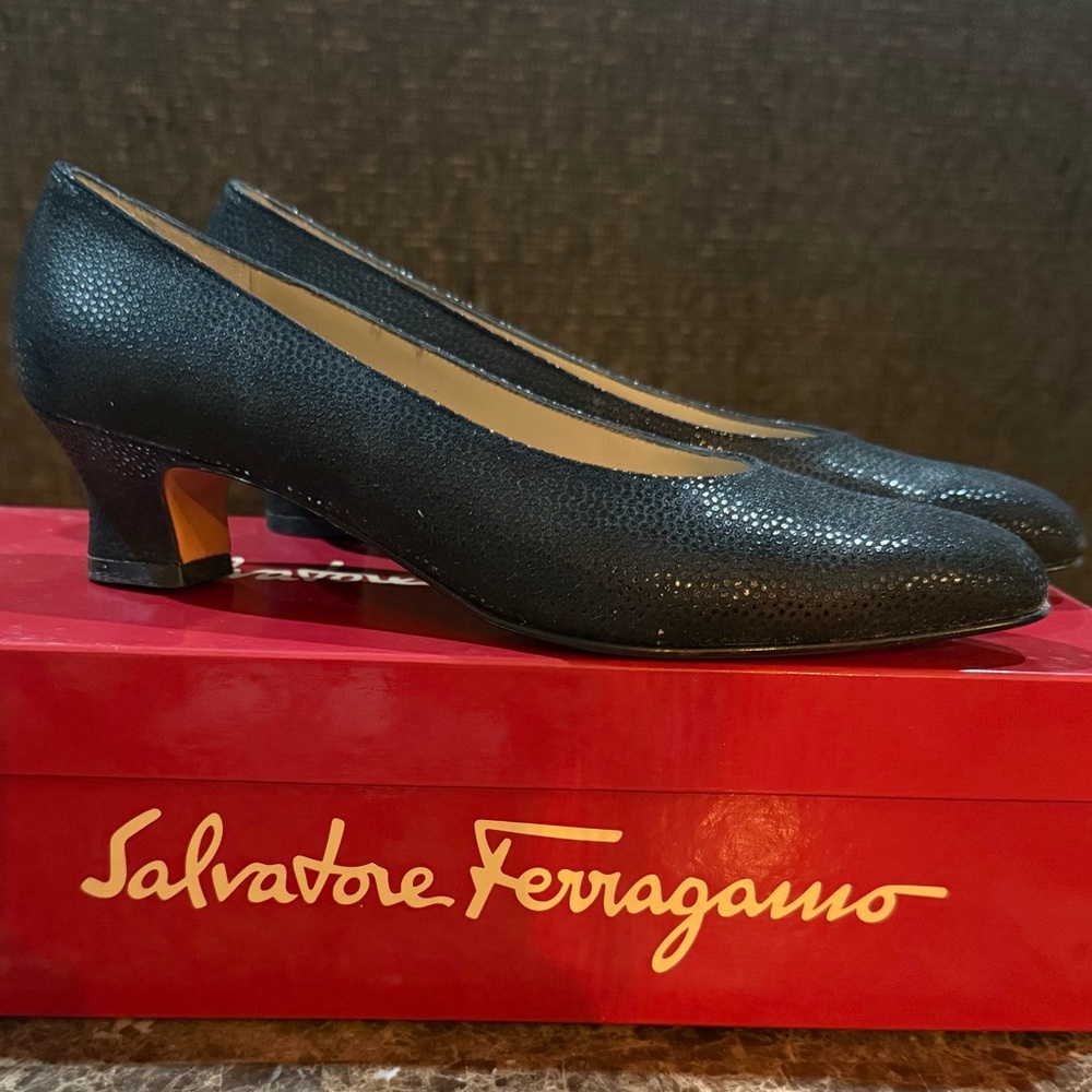 NWT Vintage Salvatore Ferragamo. Rio Nero Pebble Suede Pump. Size 6.5 AA.